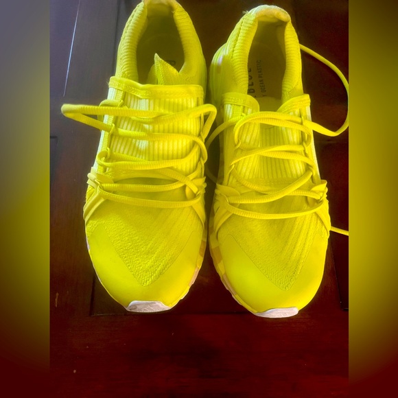 Tennis shoes and shoes - Picture 1 of 13